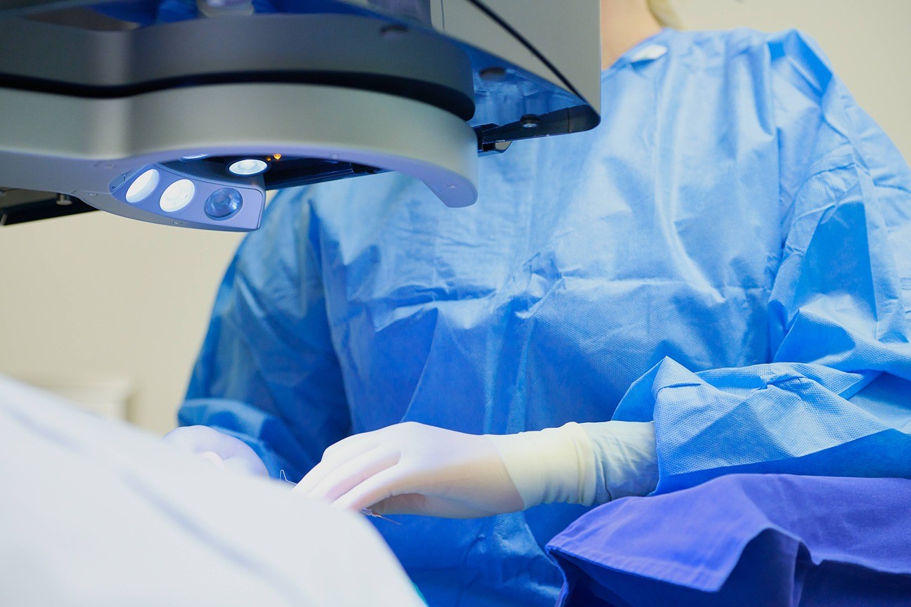 En läkare i operationskläder under en medicinsk undersökning eller operation