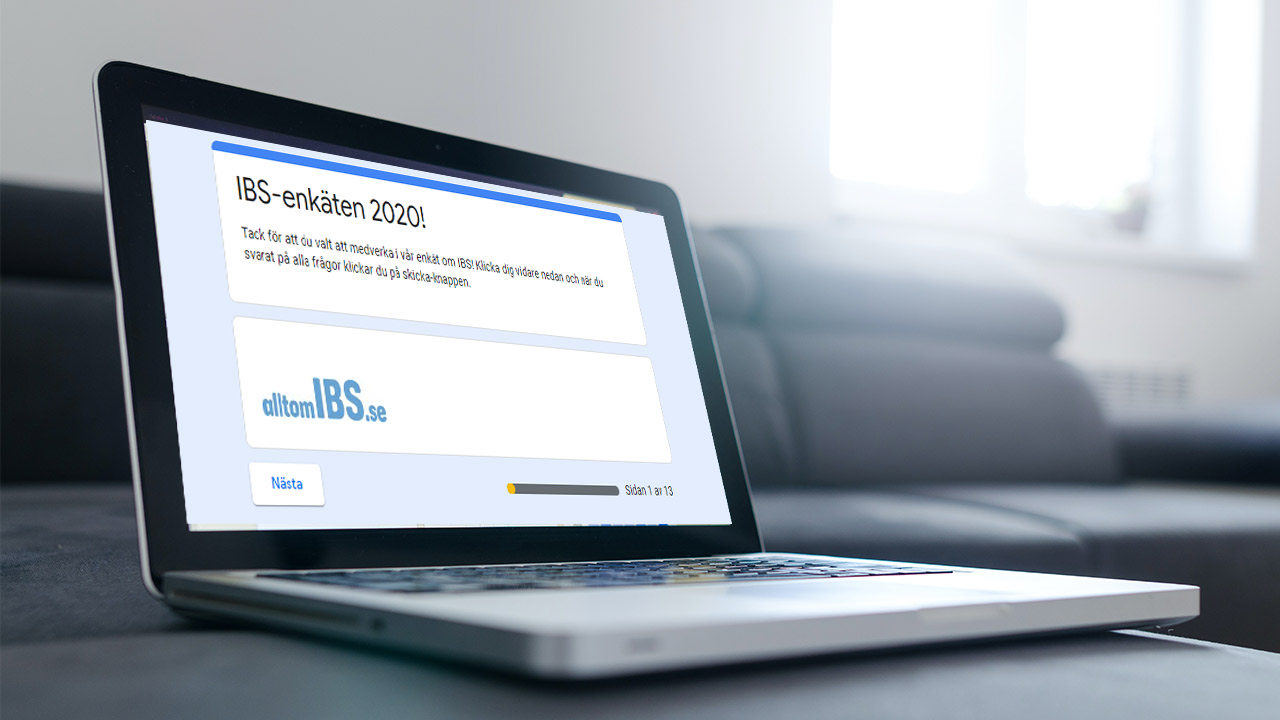 Laptop visar webbsida med "IBS-enkäten 2020" text och "alltomIBS.se" logotyp