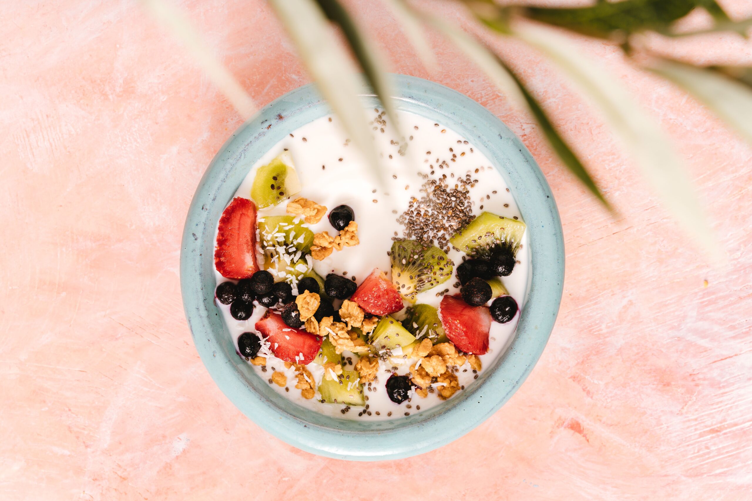 Yoghurtskål toppad med olika frukter